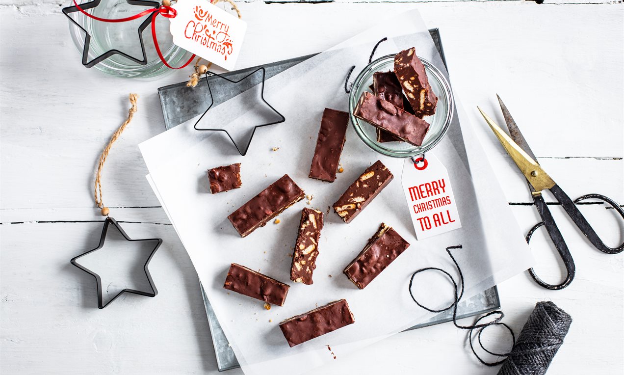 Sjokoladebar med kjeks, peanøttsmør og kanel