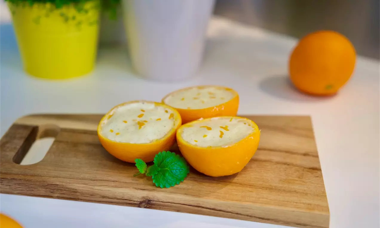 Appelsinmousse med vanilje fylt i appelsinskallet