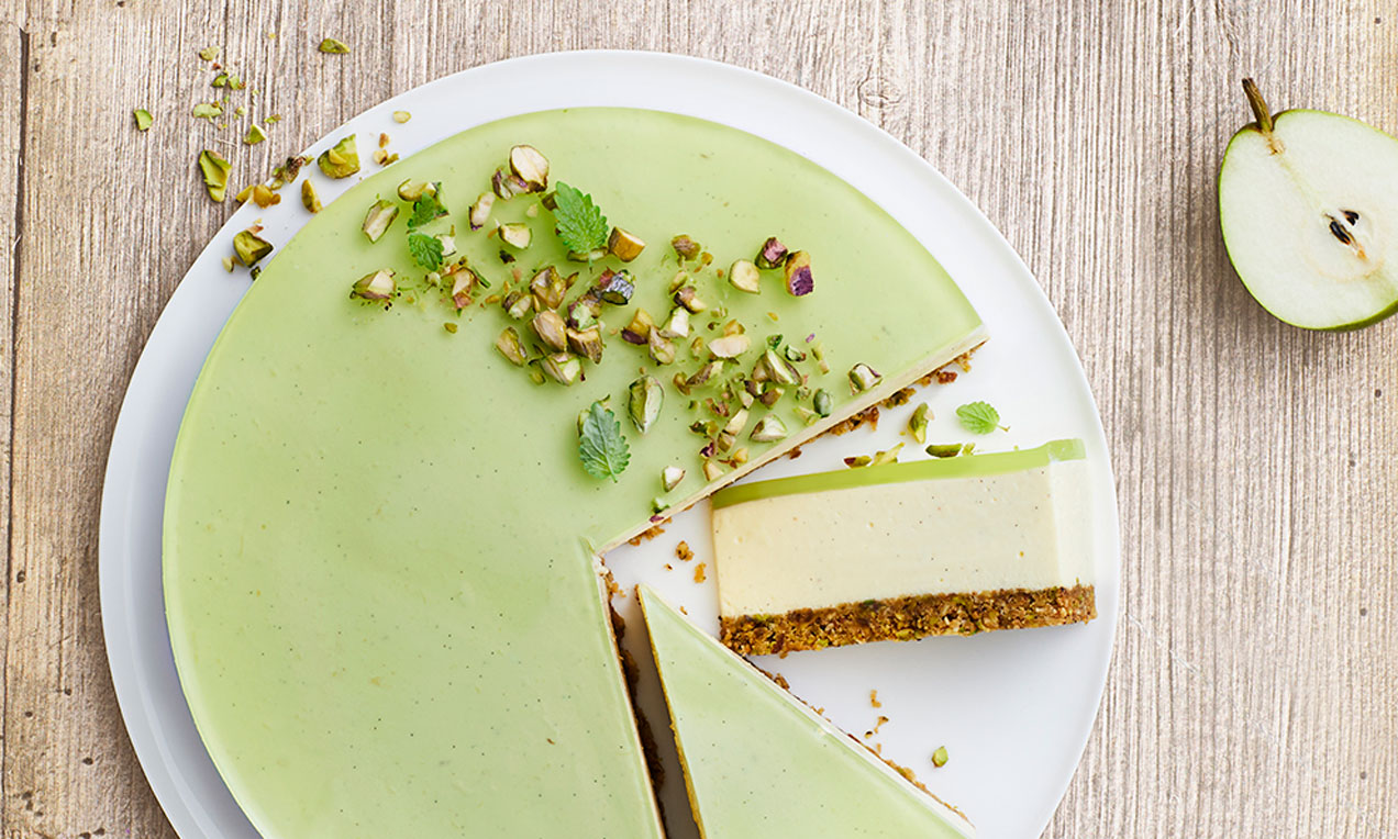Ostekake med limegelé, pære og pistasjbunn
